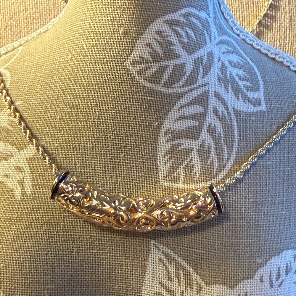 Elegant Gold Hawb Necklace